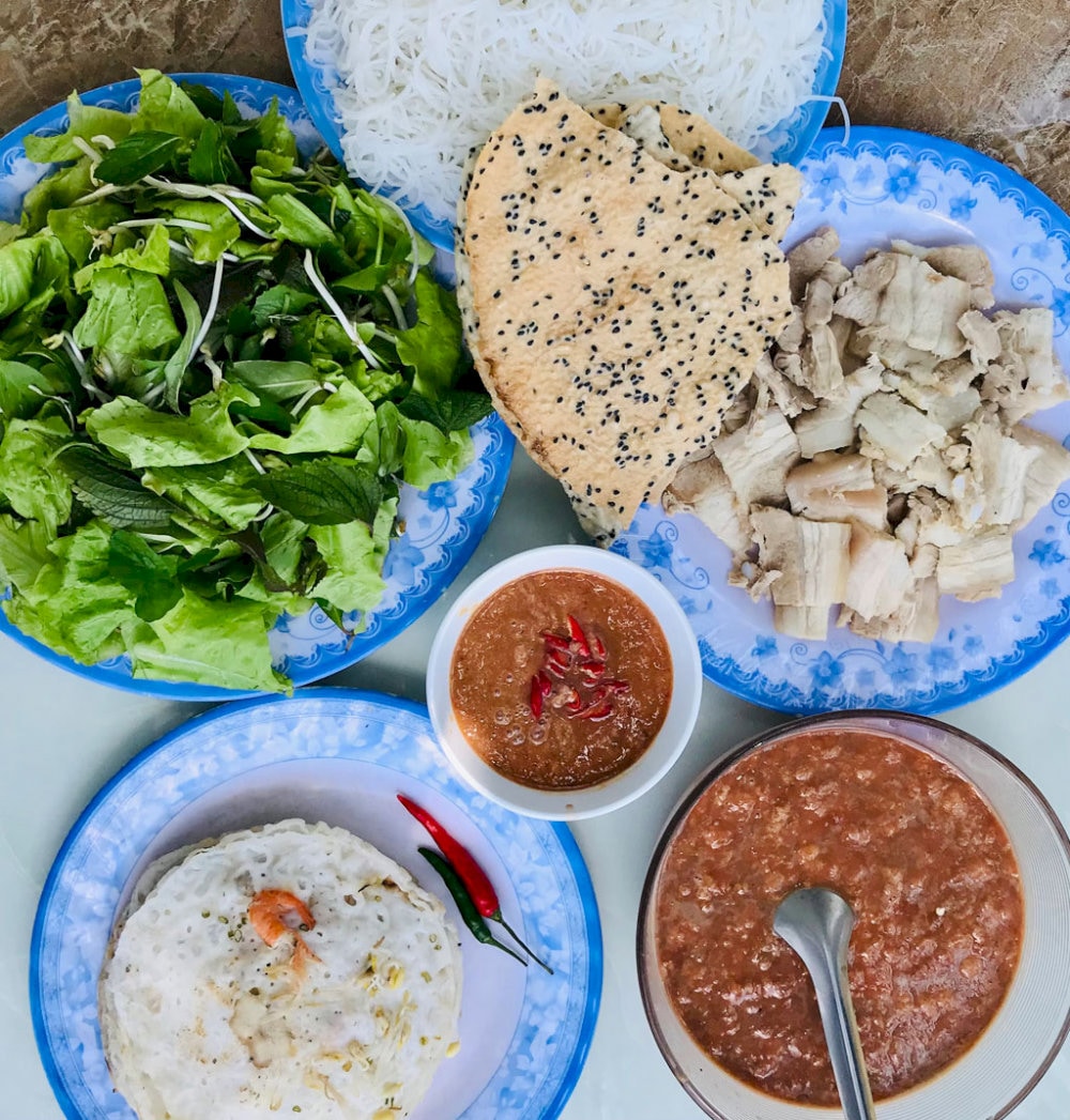 Mắm nhum ăn kèm bánh tráng và thịt luộc 